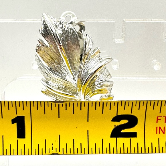 LISNER Vintage Signed Clip On Silver Tone Mid Century Leaf Clip On Earrings - Picture 10 of 11
